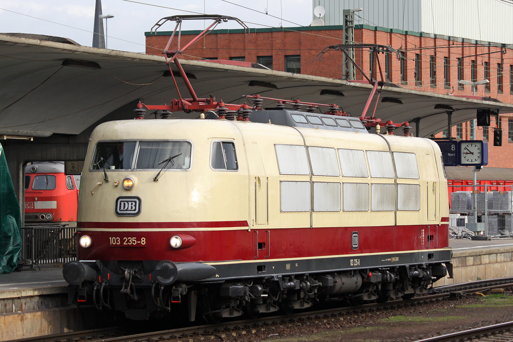 Die 103 235-8 beim Umsetzen in Koblenz Hbf am 03,04,10