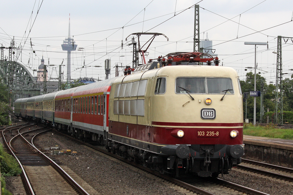 Die 103 235-8 in K�ln Deutz am 13,08,10