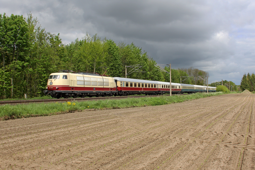 Die 103 235-8 mit dem IC 2417 nach K�ln Hbf bei Padenstedt am 13,05,12