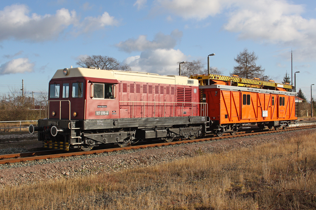 Die 107 018-4 ( V75 018 ) in Crawinkel am 10,12,11