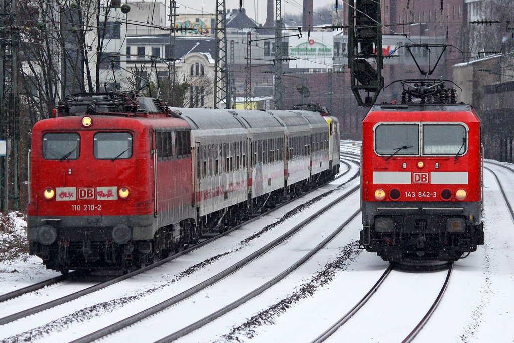Die 110 210-2 und 143 842-2 in Wuppertal Elberfeld am 28,01,10