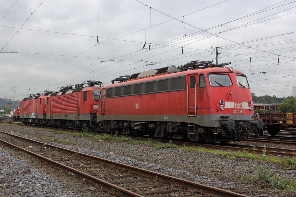 Die 110 295-3 , 143 255-8 und 143 147-7 warten auf ihre �berf�hrung nach Opladen ( Bender ) in Koblenz L�tzel am 11,10,11