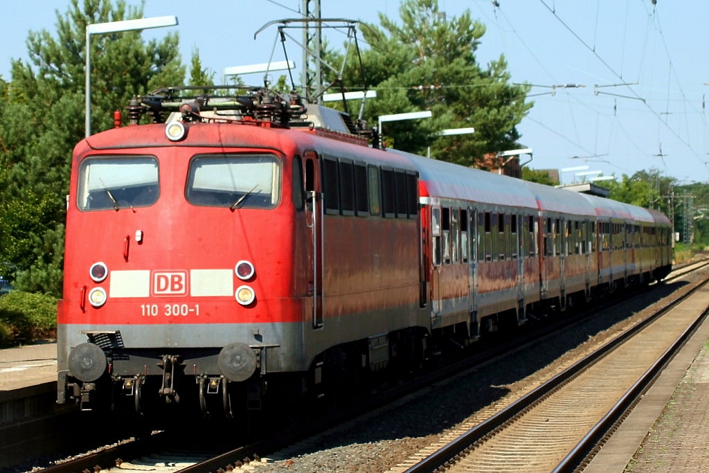 Die 110 300-1 mit einem RE aufgenommen in Raunheim am 20.07.2010.