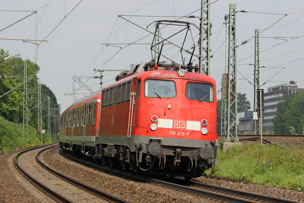 Die 110 415-7 in Wuppertal Vohwinkel am 27,05,10