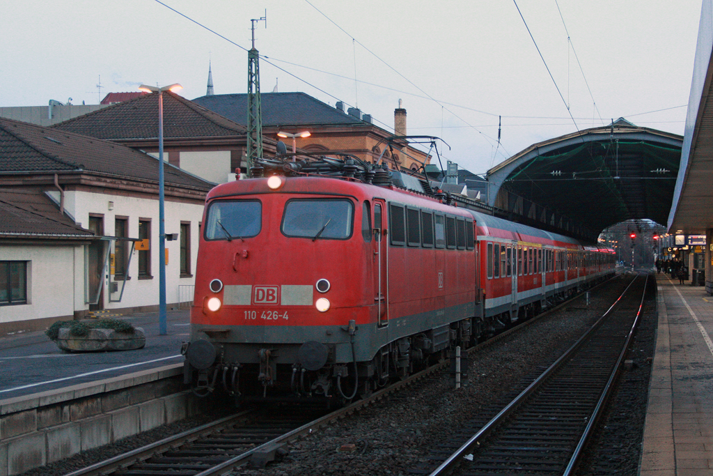 Die 110 426-4 als RB 48 richtung Wuppertal Hbf in Bonn Hbf am 10,01,11
