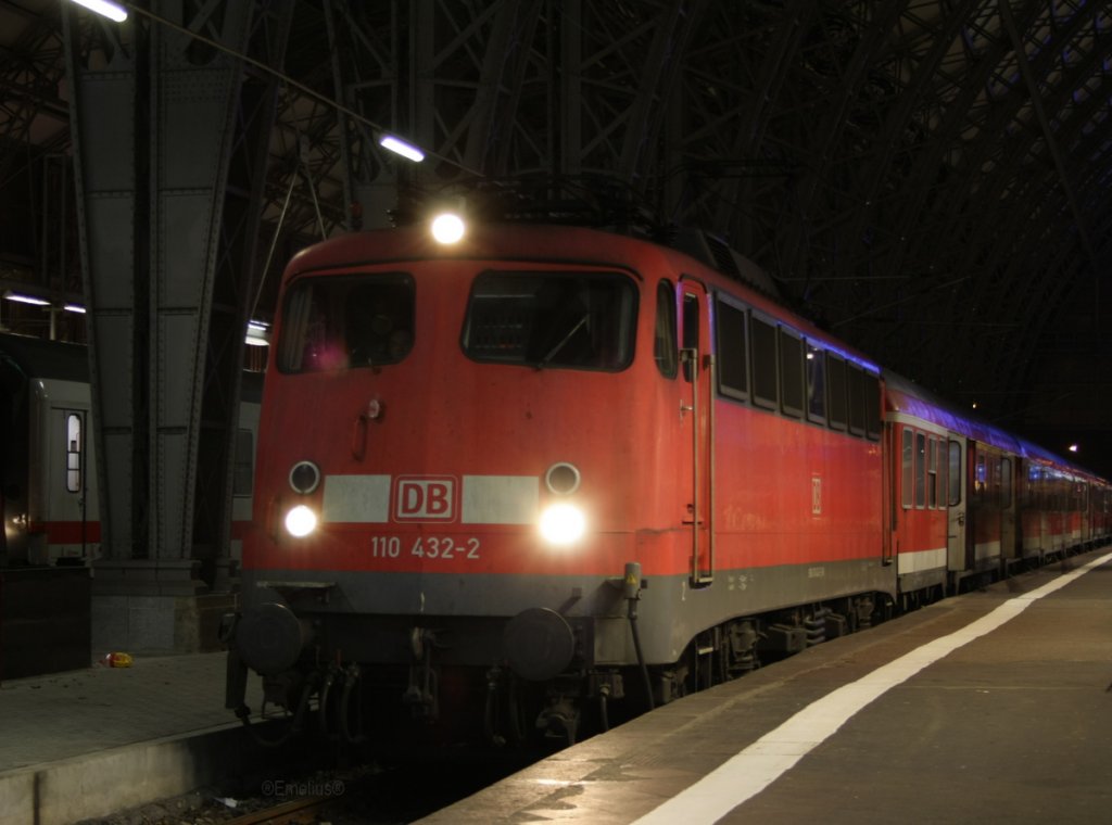 Die 110 432-2 ist gerade erst zum stehen gekommen und schon st�rmen die Massen aus dem Zug. Die alte Dame kam von der ehenmmaligen Deutsch/Deutschen Grenze Bebra. Hier in Frankfurt hbf.

Patrick E.