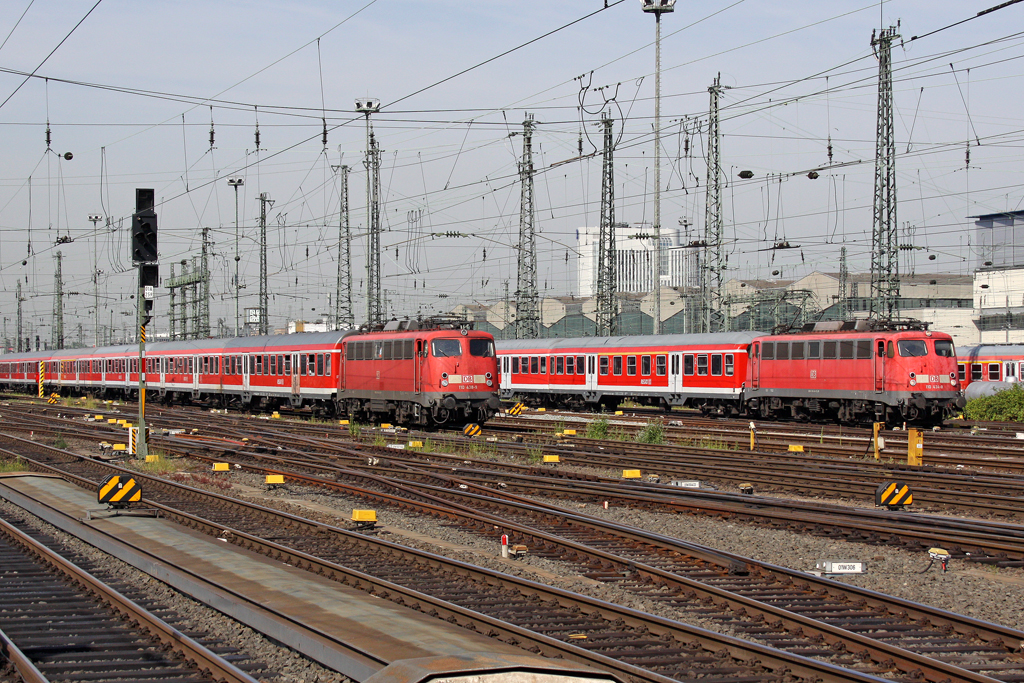 Die 110 438-9 und 110 434-8 in Frankfurt Hbf am 01,07,10