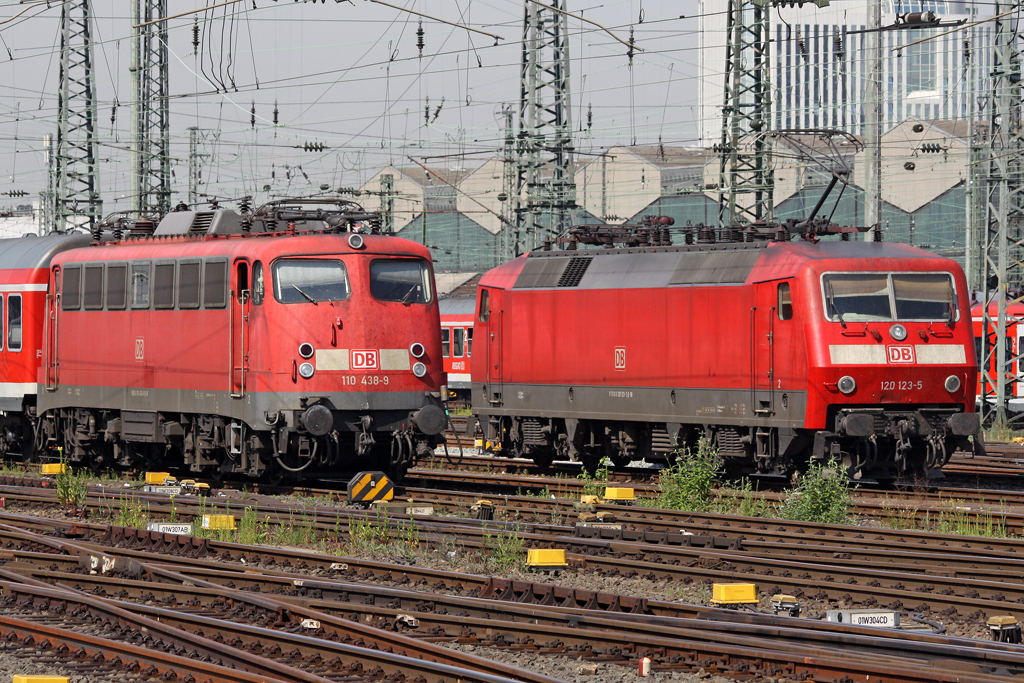 Die 110 438-9 und 120 123-5 in Frankfurt Hbf am 01,07,10