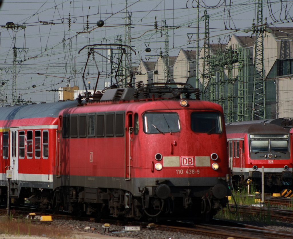Die 110 438-9 erreichte nach der Fahrt �ber die Rennstrecke Mannheim-Frankfurt am 12.07.2010 den Frankfurter Hbf und machte dort erstmal eine Pause
