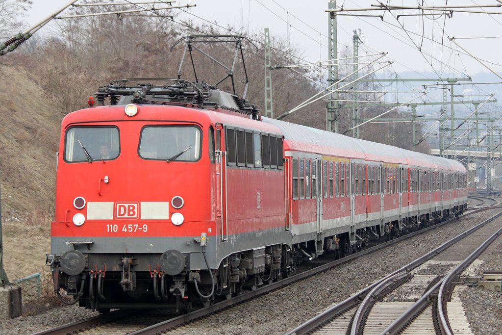 Die 110 457-9 mit einen Sonderzug Richtung Aachen West in Wuppertal Vohwinkel am 12,03,10 