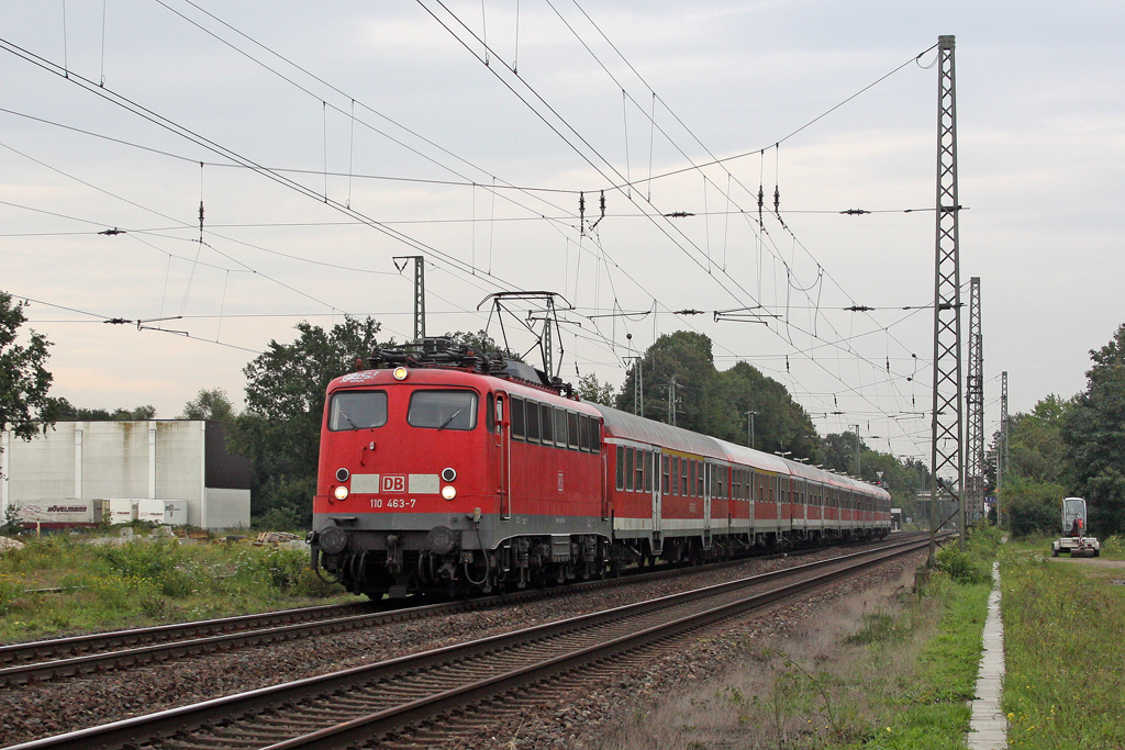 Die 110 463-7 in Empel-Rees am 25,08,11
