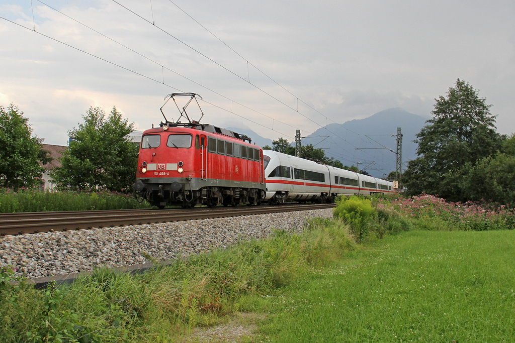 Die 110 469-4 mit dem 411 558-0 im Schlepp in Raubling am 03,08,12 