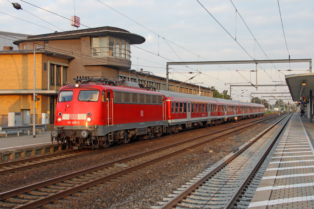 Die 110 489-2 in Wolfsburg Hbf am 17,08,11