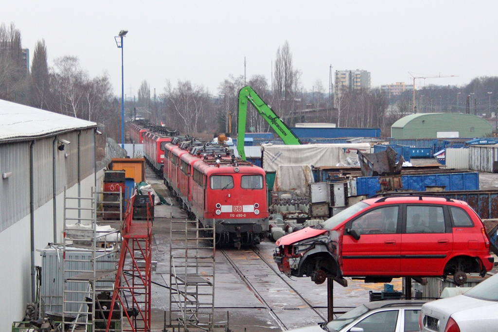 Die 110 490-0 macht den anfang in der Lokreihe beim Bender in Opladen am 03,03,12