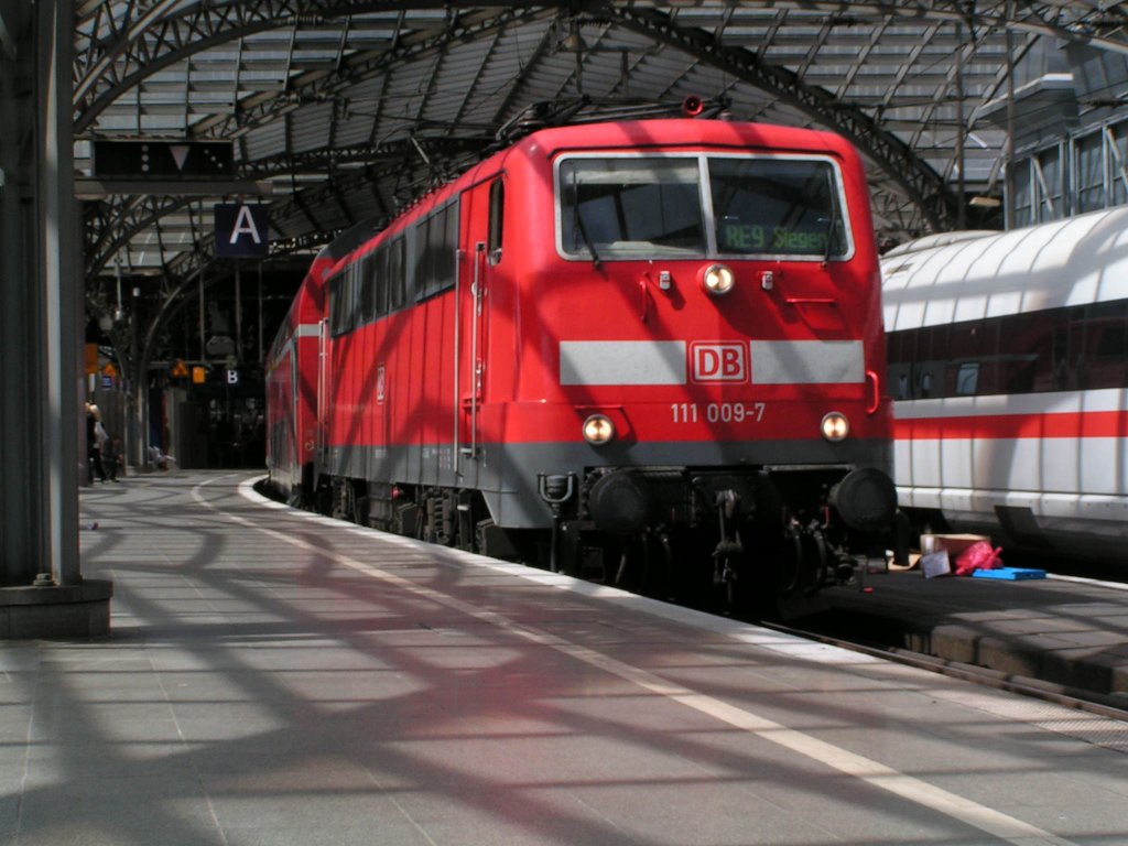 Die 111 009-7 f�hrt nun Richtung Siegen. auch hier die sch�nen Schatten auf der Lok.

Patrick E.