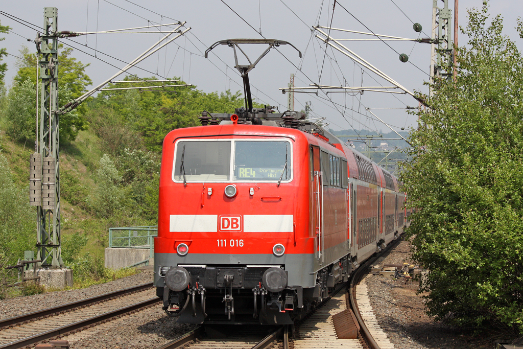 Die 111 016 in Wuppertal Vohwinkel am 27,05,10