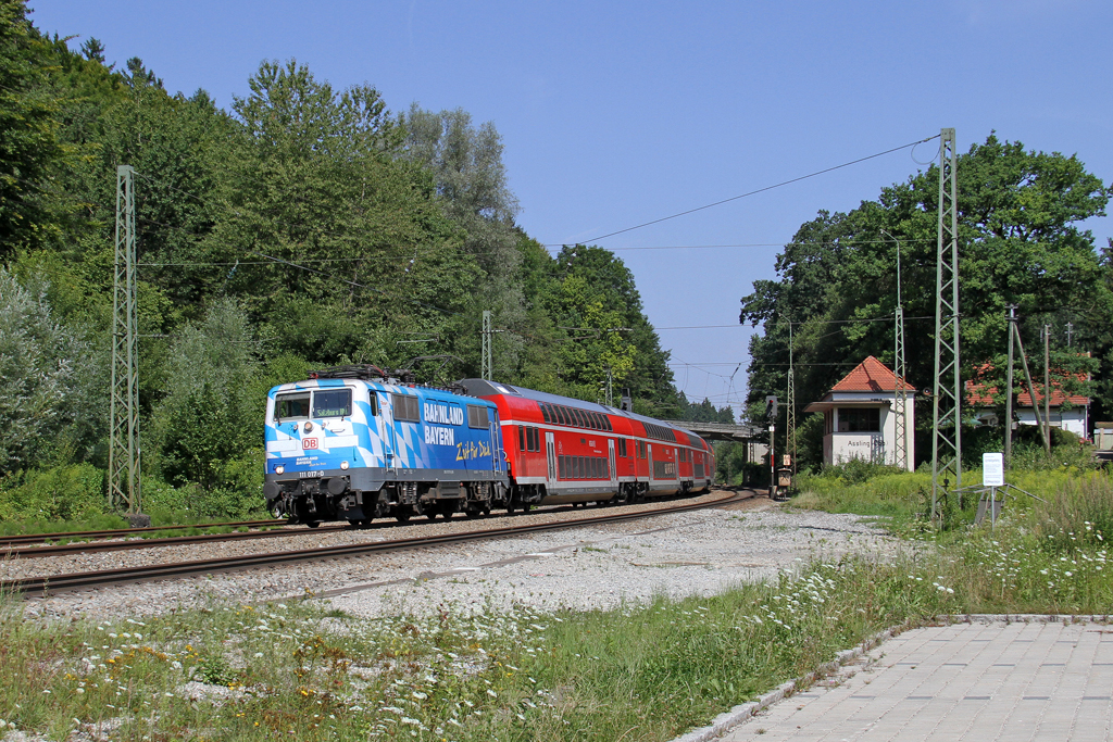 Die 111 017-0 in A�ling (Oberbay) am 02,08,12