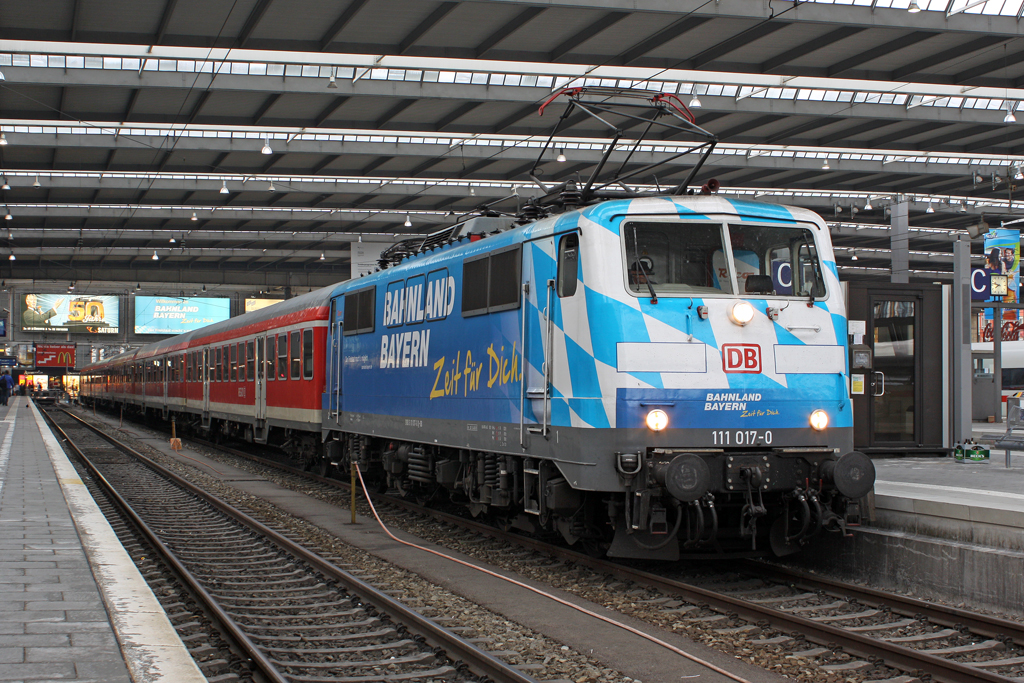 Die 111 017-0 in M�nchen Hbf am 01,08,11