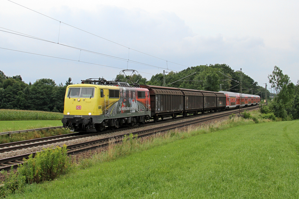 Die 111 024-6 bei Gro�karolinenfeld am 04,08,12