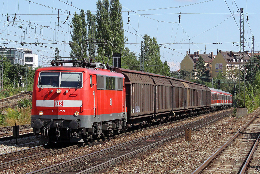 Die 111 027-9 in M�nchen Heimeranplatz am 31,07,10