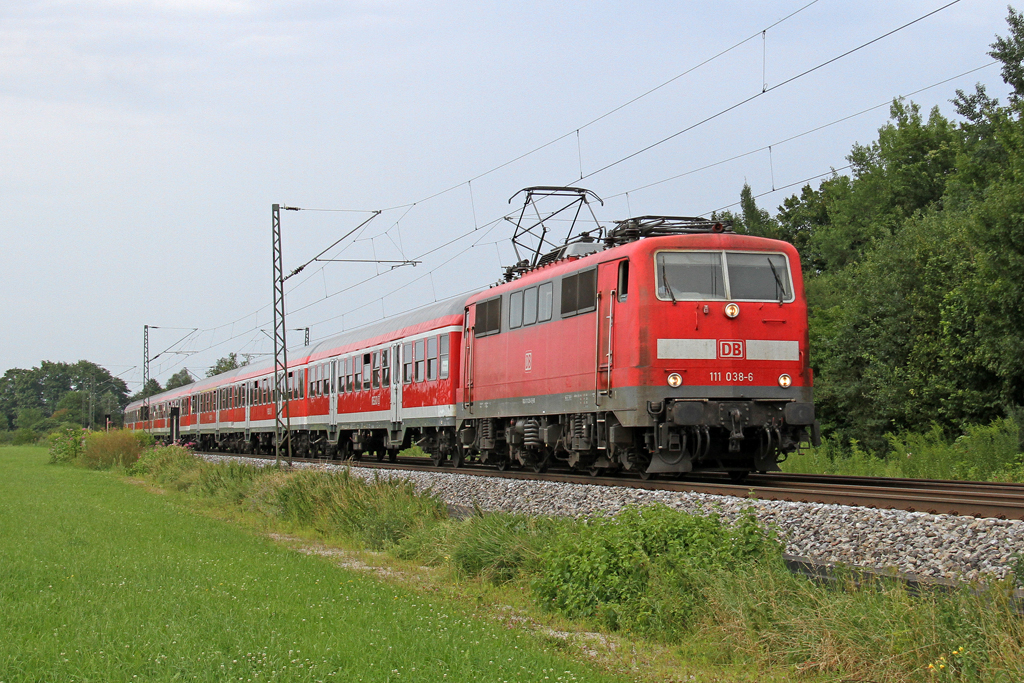 Die 111 038-6 in Raubling am 03,08,12 