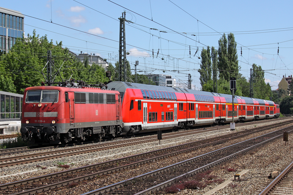 Die 111 039-4 in M�nchen Heimeranplatz am 31,07,10