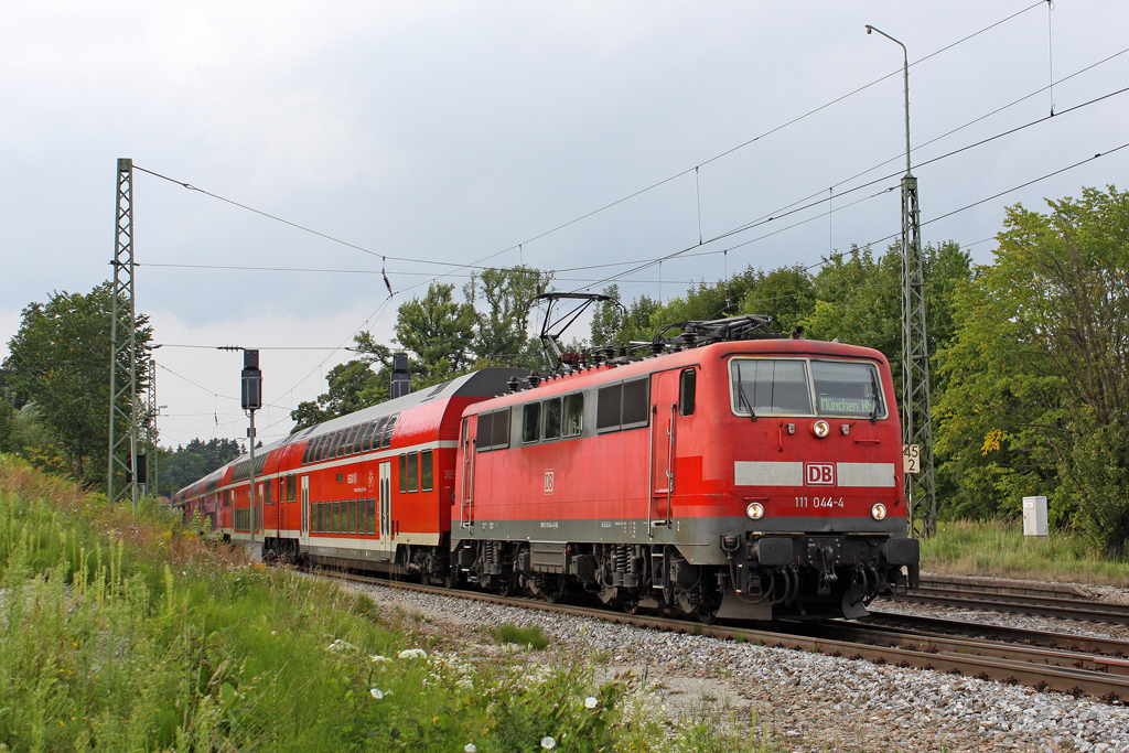 Die 111 044-4 in A�ling (Oberbay) am 30,07,11 