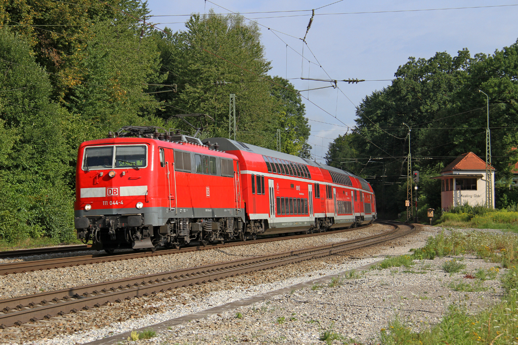 Die 111 044-4 in A�ling (Oberbay) am 05,08,12