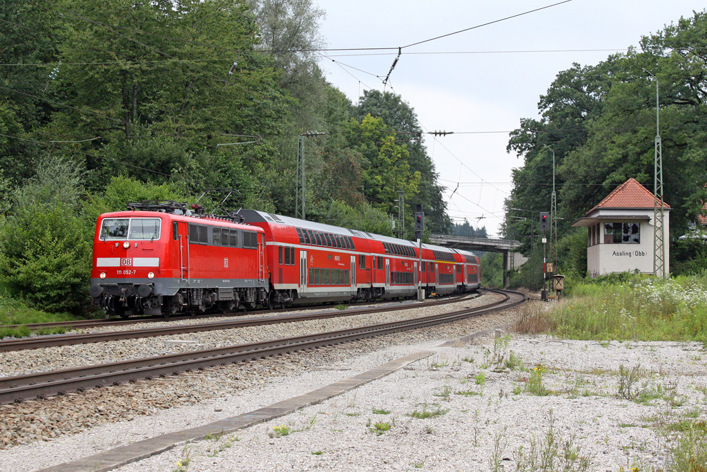 Die 111 052-7 in A�ling (Oberbay) am 30,07,11 
