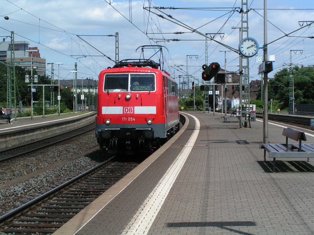Die 111 054 kommt nach der Revesion und f�hrt in flotter fahrt durch S�d um nach Freiburg zu eilen. Das ist noch ein weiter Weg. Schade das der Lokf�her nicht auf 160 Km/h beschleunigen darf. Denn die 111er sind daf�r zwar zugelassen aber die Abnutzung der Motoren ist zu gro� f�r 160Km/h. 

Patrick E.