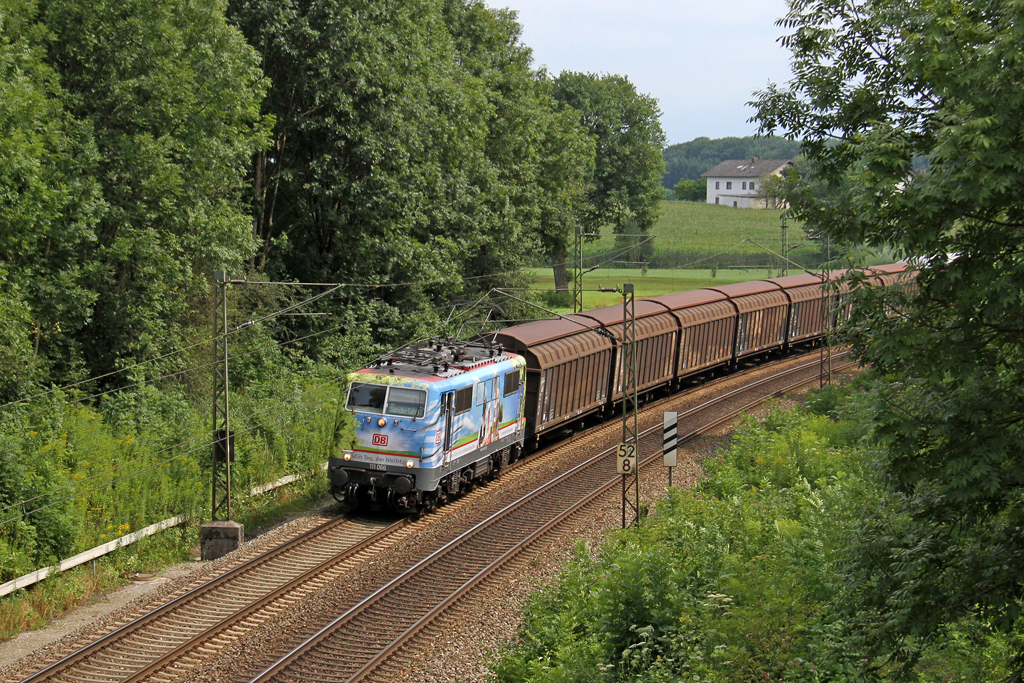 Die 111 066 bei Aubenhausen am 04,08,12
