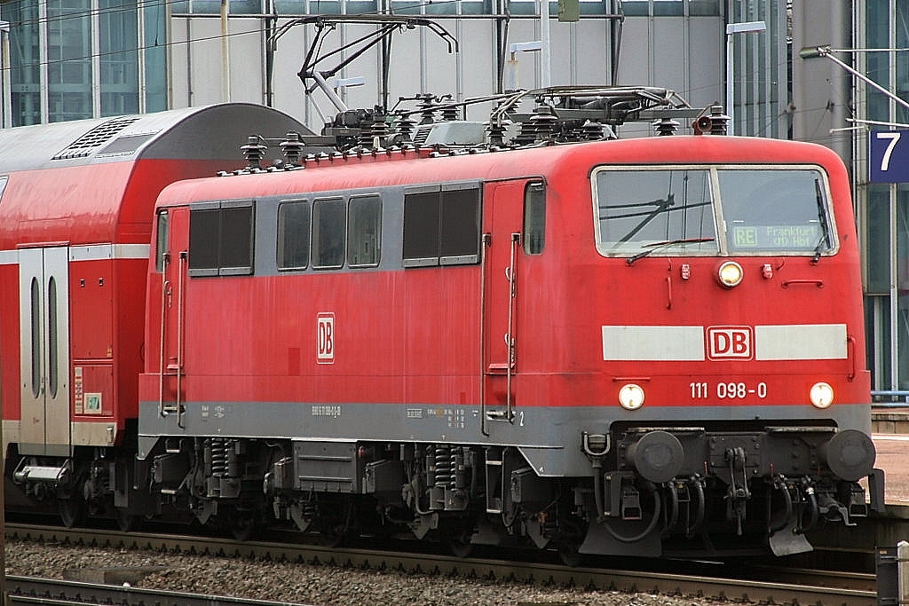 Die 111 098-0 mit dem RE bei der Abfahrt nach Frankfurt in Kassel-Wilhelmsh�he aufgenommen am 20.03.2010.