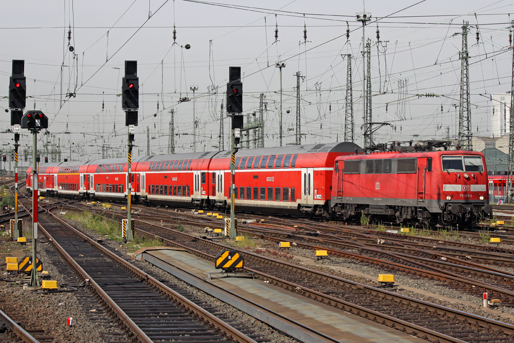 Die 111 100-4 in Frankfurt Hbf am 01,07,10