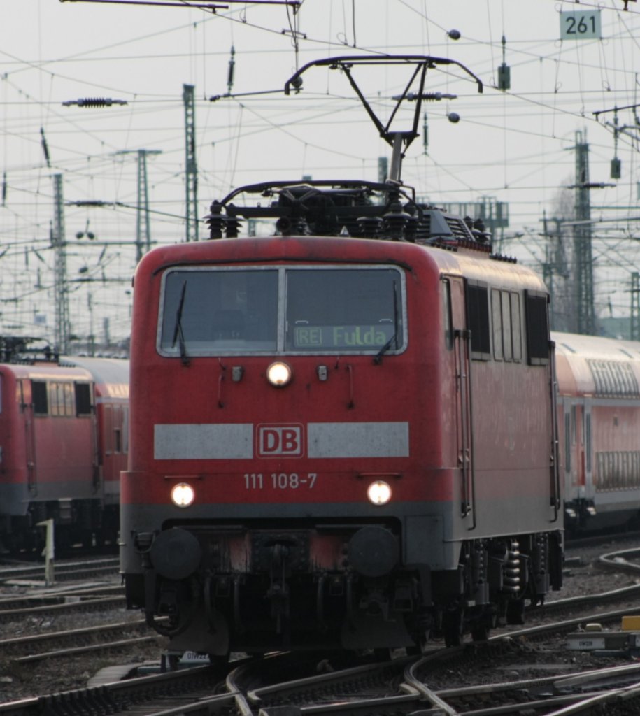 Die 111 108-7 rangiere ebenfas im Frankfurter Hbf.

Patrick E.
