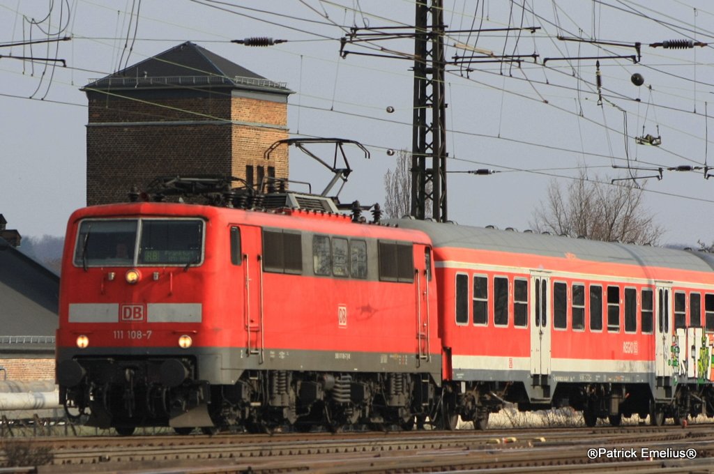 Die 111 108 kommt gerade aus W�chtersbach, hat die Main-Neckar-Br�cke �berquert und erreicht gleich den Frankfurter Hbf.