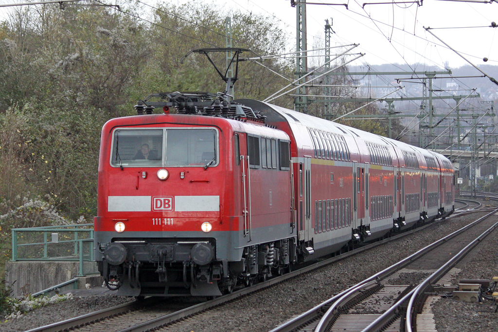 Die 111 111-1 als RE4 richtung Aachen in Wuppertal Vohwinkel am 12,11,10