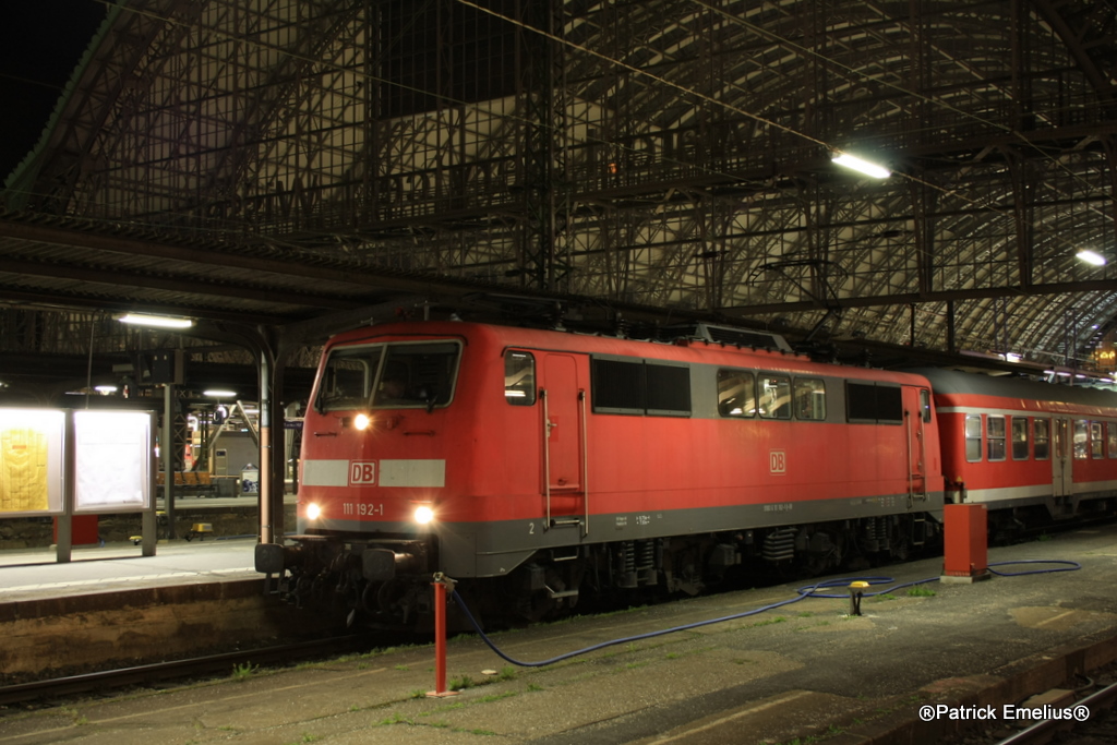 Die 111 12 wartet vor der wundersch�nen Hallenkostruktion des Frankfurter Hauptbahnhofs auf die Abfahrt nach Heidelberg Hbf.

