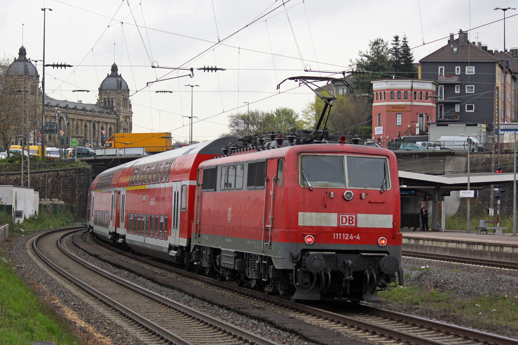 Die 111 124-4 in Wuppertal Steinbeck am 21,04,10