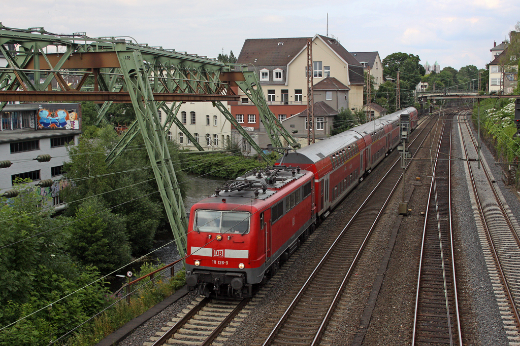 Die 111 126-9 in Wuppertal Barmen am 04,07,12