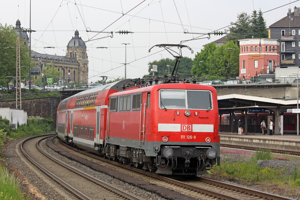 Die 111 126-9 in Wuppertal Steinbeck am 27,05,10