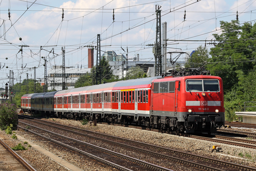 Die 111 148-3 in M�nchen Heimeranplatz am 31,07,10