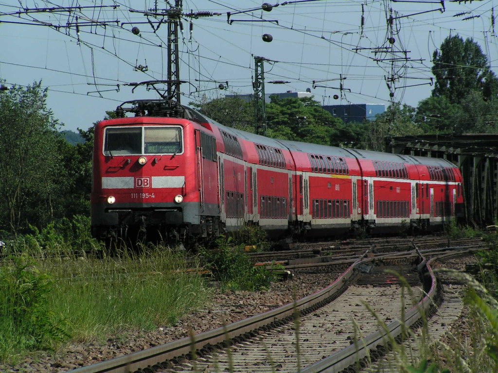 Die 111 195-5 kommt gerade von der main-Necker Br�cke und f�hrt nach frankfurt am Main Hbf ein.

Patrick E.