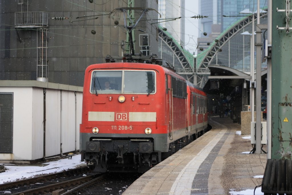 Die 111 208-5 verl�sst mit der Modus Garnitur und im Snadwich mit einer weiteren 111er den Frankfurter Hbf. Was mich wunderte war das die Sandwich-Garnituren aus Modus Wagen bestehen. Der Steuerwagen allerdings ist eine Wittenberger. Der orginal Modus Steuerwagen hing an einer Ersatz-Garnitur aus N-Wagen und halt Modus Stw.

Patrick E.