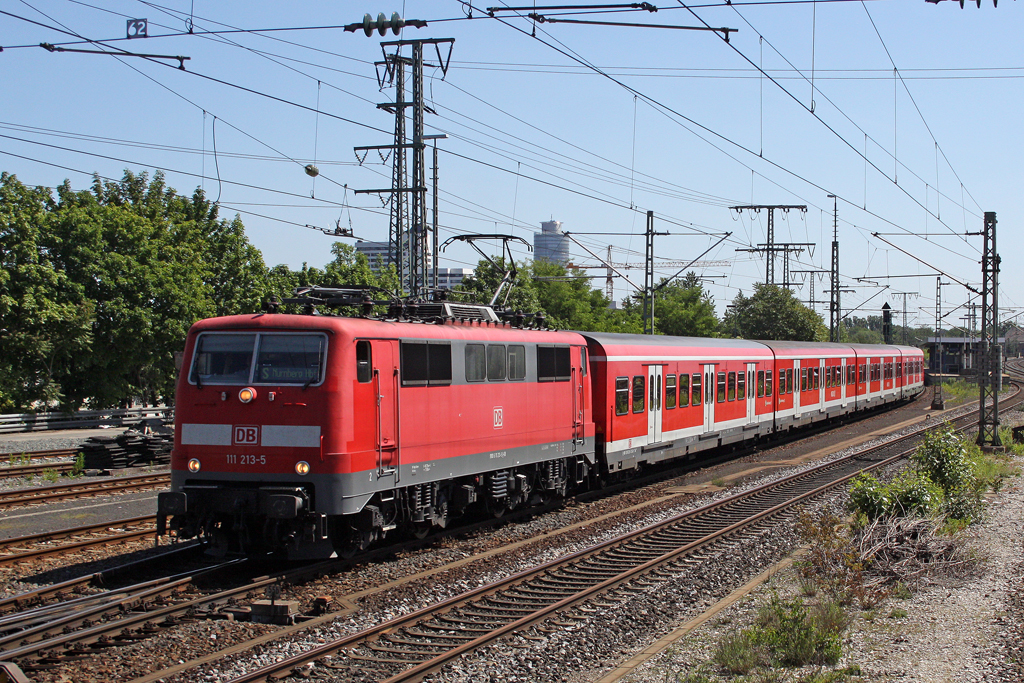 Die 111 213-5 mit einer S-Bahn bei der Einfahrt in den N�rnberger Hbf am 25,05,11