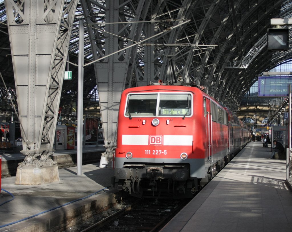 Die 111 227-5 kam mit nur 3-M�nchener Dostos nahc Frankfurt hbf. Sie fuhr im Sandwich mit 111 185-5.

Patrick E.