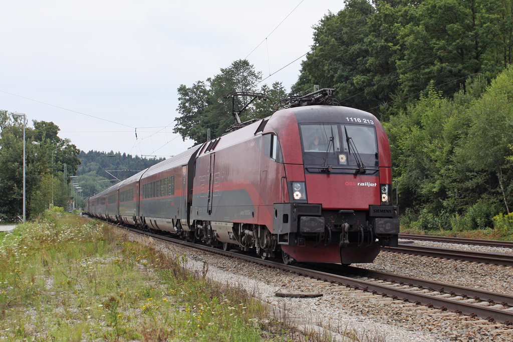 Die 1116 213 in A�ling (Oberbay) am 30,07,11 