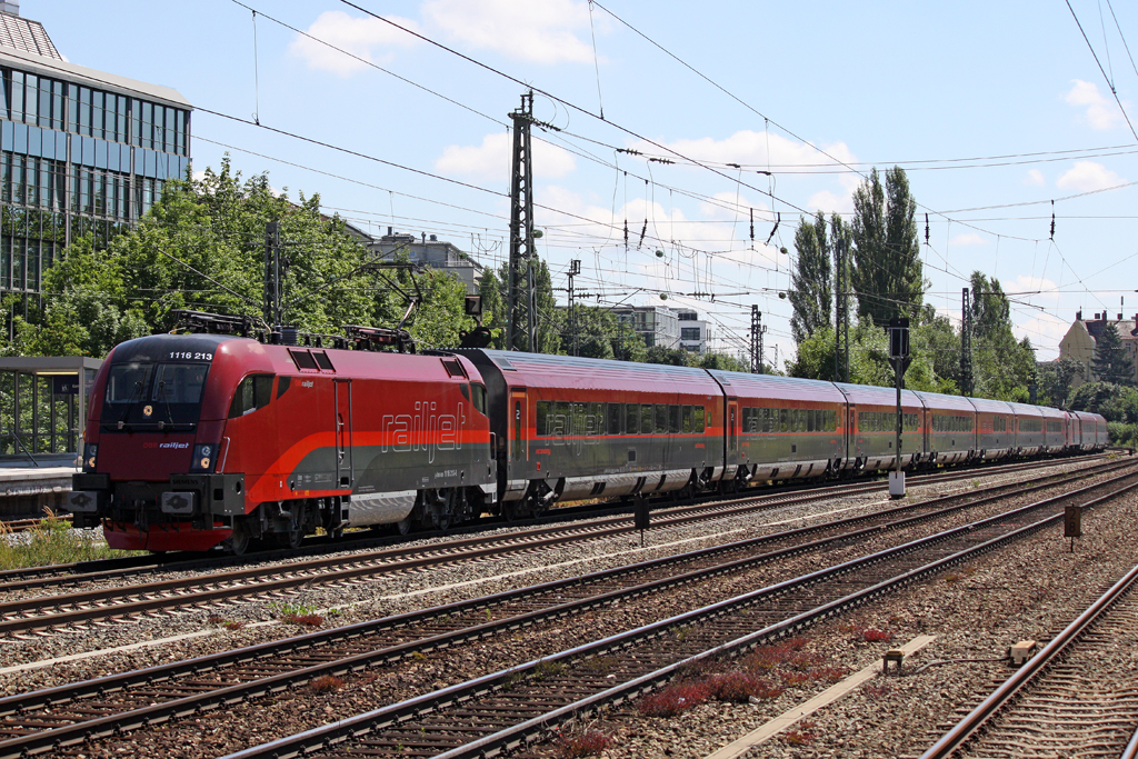 Die 1116 213 in M�nchen Heimeranplatz am 31,07,10
