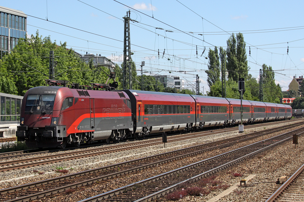 Die 1116 215 Railjet in M�nchen Heimeranplatz am 31,07,10