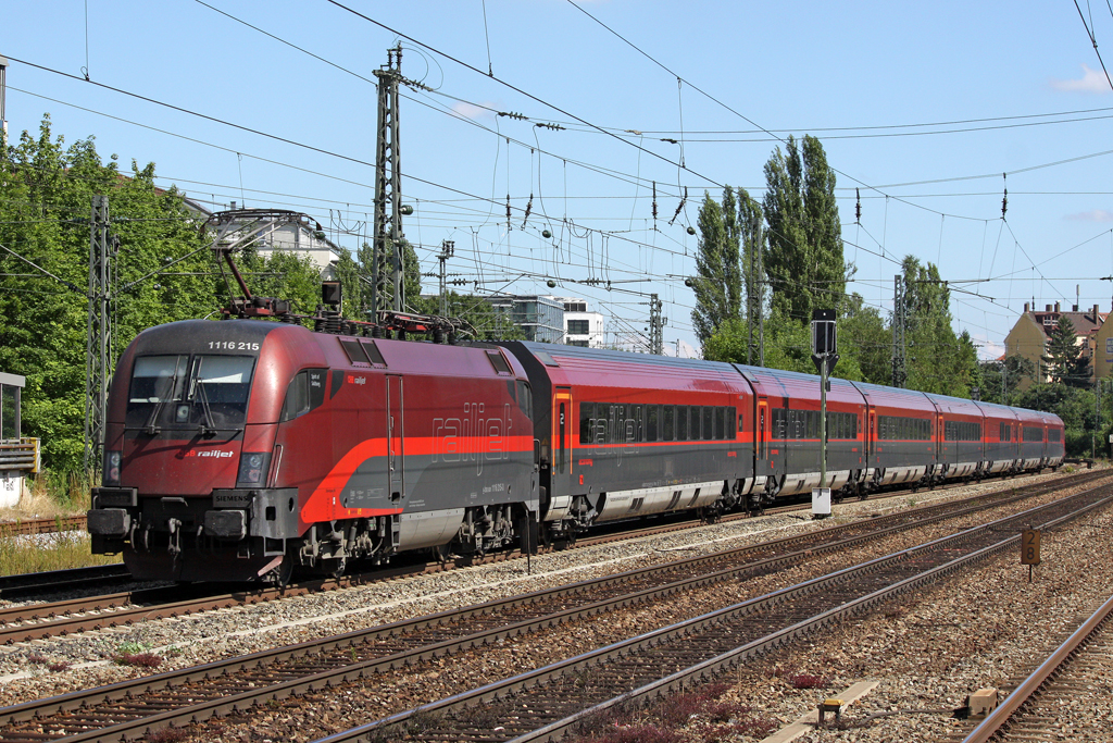 Die 1116 215 Railjet in M�nchen Heimeranplatz am 31,07,10