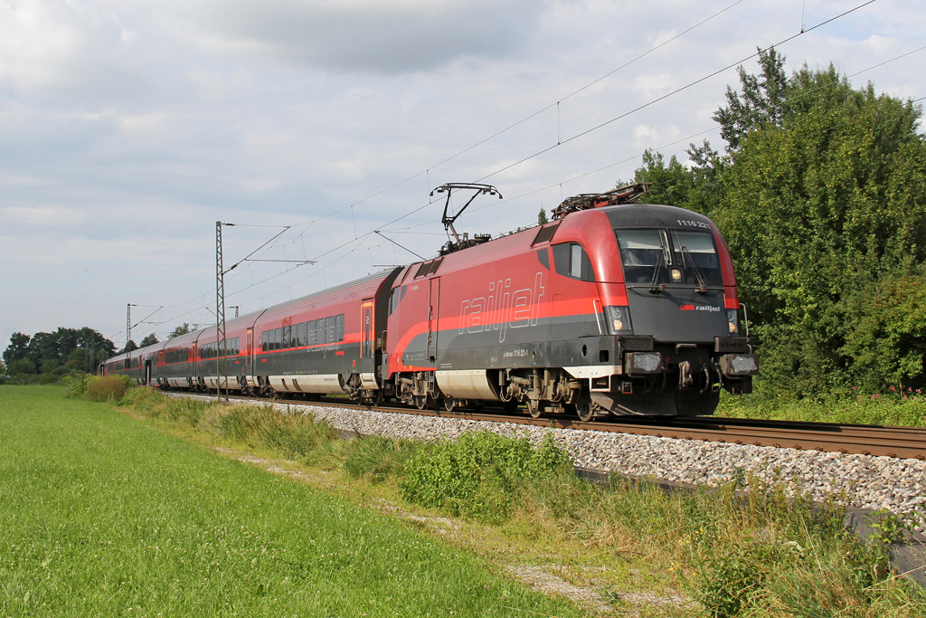 Die 1116 221 in Raubling am 03,08,12 